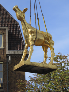 901980 Afbeelding van het beeld 'Het Gouden Kalf', symbool van het Nederlands Film Festival, op de Neude te Utrecht. ...